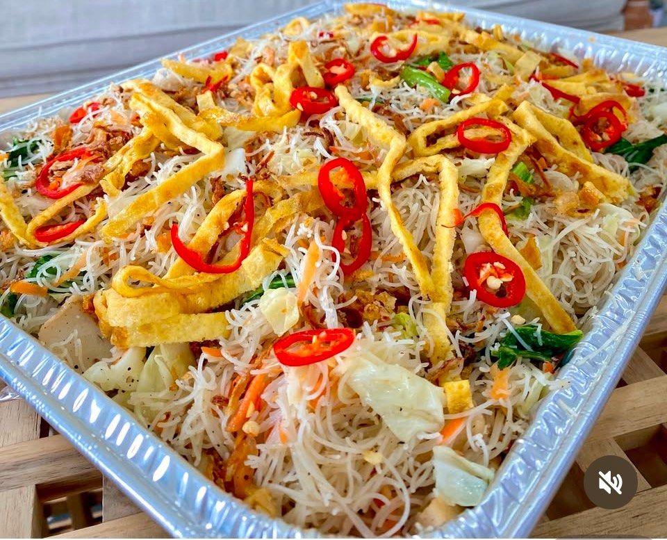 Fried bee hoon rice vermicelli with vegetables and garnish